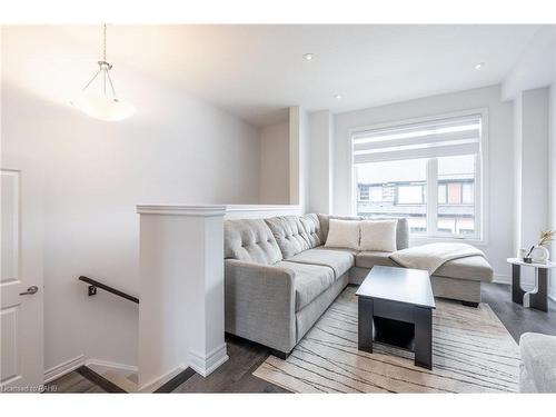 11-120 Court Drive, Paris, ON - Indoor Photo Showing Living Room