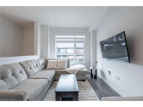 11-120 Court Drive, Paris, ON - Indoor Photo Showing Living Room