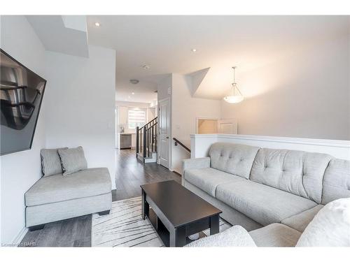 11-120 Court Drive, Paris, ON - Indoor Photo Showing Living Room