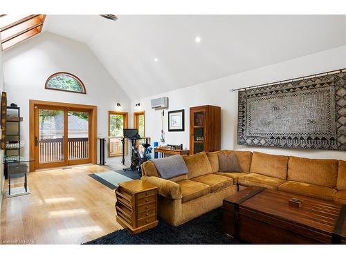 1194 Stirling Drive, Oakville, ON - Indoor Photo Showing Living Room