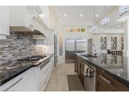 47 Tews Lane, Dundas, ON - Indoor Photo Showing Kitchen With Upgraded Kitchen