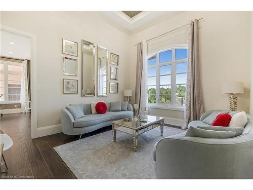 47 Tews Lane, Dundas, ON - Indoor Photo Showing Living Room