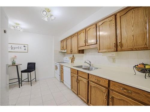 56-3050 Pinemeadow Drive, Burlington, ON - Indoor Photo Showing Kitchen With Double Sink