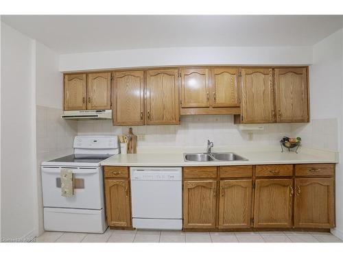 56-3050 Pinemeadow Drive, Burlington, ON - Indoor Photo Showing Kitchen With Double Sink