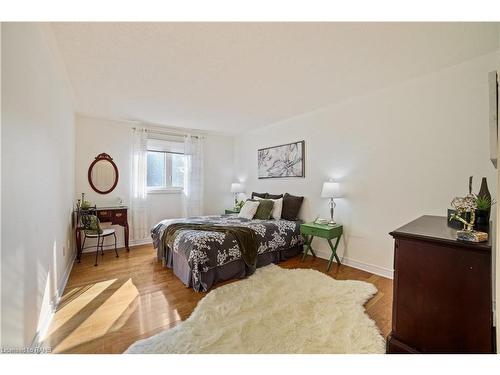 56-3050 Pinemeadow Drive, Burlington, ON - Indoor Photo Showing Bedroom