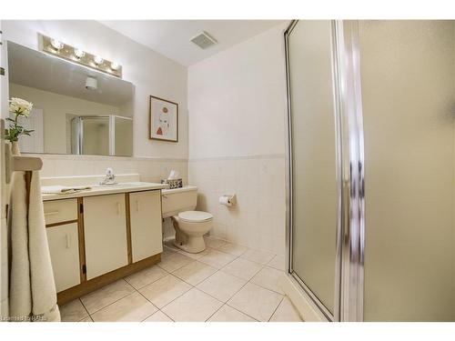 56-3050 Pinemeadow Drive, Burlington, ON - Indoor Photo Showing Bathroom