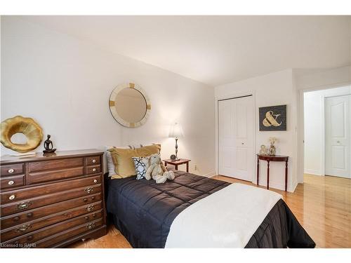 56-3050 Pinemeadow Drive, Burlington, ON - Indoor Photo Showing Bedroom