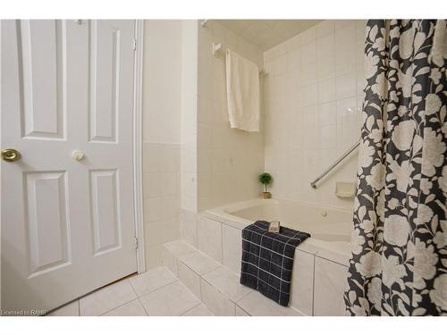 56-3050 Pinemeadow Drive, Burlington, ON - Indoor Photo Showing Bathroom