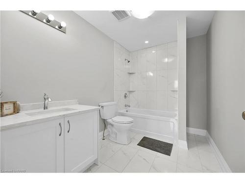 175 Pike Creek Drive, Cayuga, ON - Indoor Photo Showing Bathroom