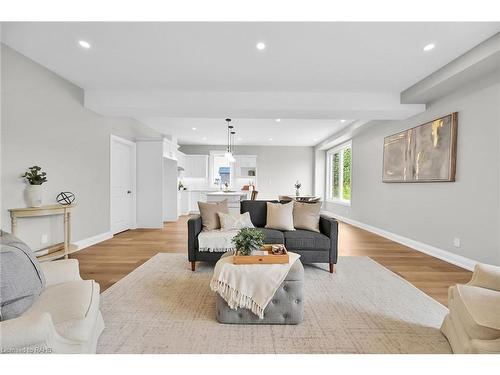 175 Pike Creek Drive, Cayuga, ON - Indoor Photo Showing Living Room