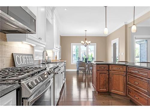 140 Creekside Drive, Welland, ON - Indoor Photo Showing Kitchen With Upgraded Kitchen