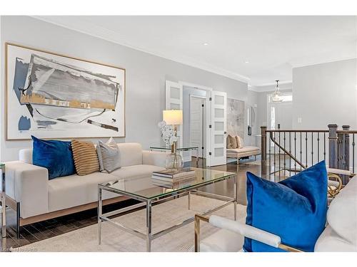 140 Creekside Drive, Welland, ON - Indoor Photo Showing Living Room