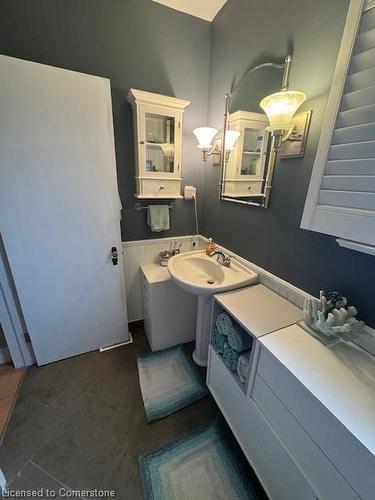 5331 Greenlane Road, Beamsville, ON - Indoor Photo Showing Bathroom