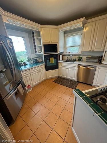 5331 Greenlane Road, Beamsville, ON - Indoor Photo Showing Kitchen