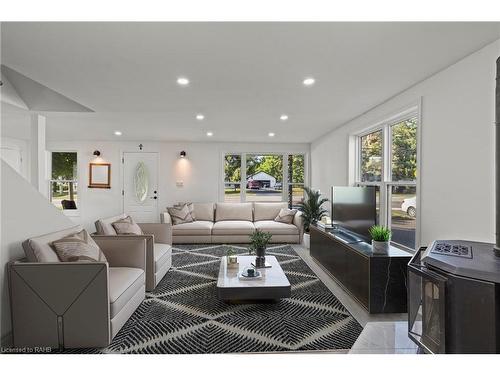 21 Canby Street, Allanburg, ON - Indoor Photo Showing Living Room