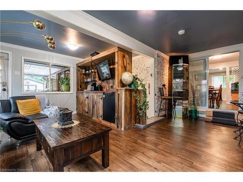 37 Gainsborough Road, Hamilton, ON - Indoor Photo Showing Living Room