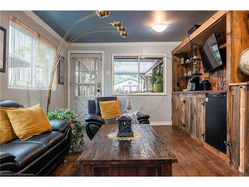 37 Gainsborough Road, Hamilton, ON - Indoor Photo Showing Living Room