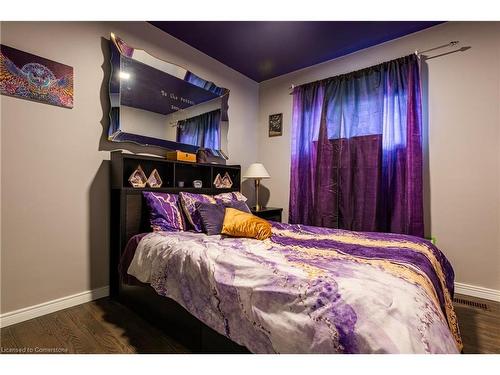 37 Gainsborough Road, Hamilton, ON - Indoor Photo Showing Bedroom