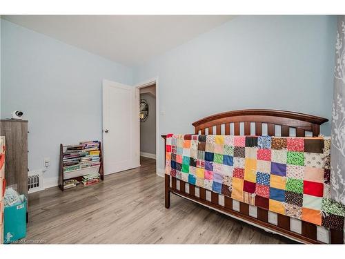 153 East 18Th Street, Hamilton, ON - Indoor Photo Showing Bedroom