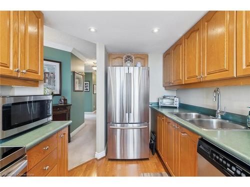 1601-26 Hanover Road, Bramalea, ON - Indoor Photo Showing Kitchen With Double Sink