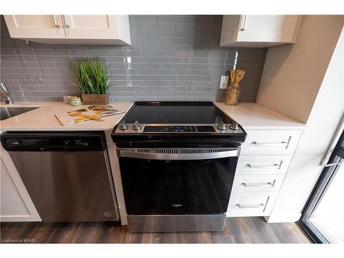 902-15 Queen Street S, Hamilton, ON - Indoor Photo Showing Kitchen