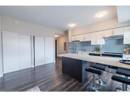 902-15 Queen Street S, Hamilton, ON - Indoor Photo Showing Kitchen