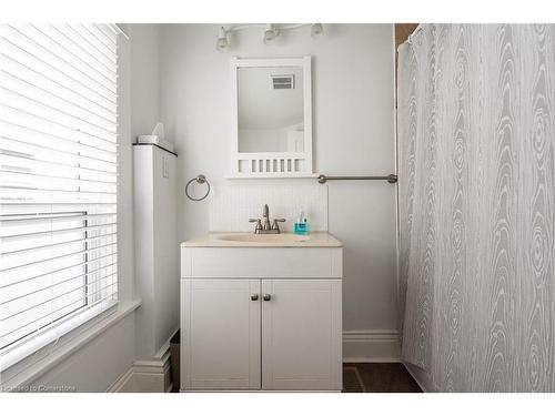 393 Brock Street, Brantford, ON - Indoor Photo Showing Bathroom