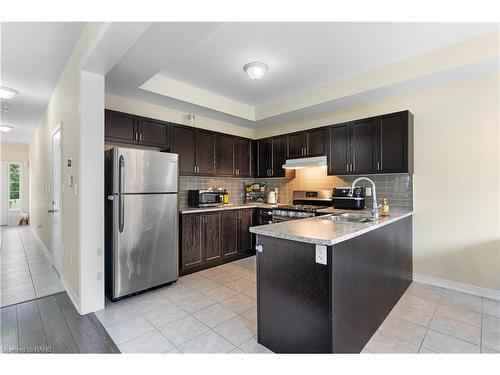 4456 Saw Mill Drive, Niagara Falls, ON - Indoor Photo Showing Kitchen With Double Sink