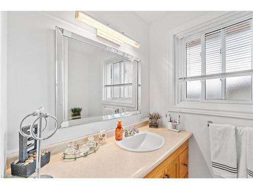 24 Cumberland Street, Brantford, ON - Indoor Photo Showing Bathroom