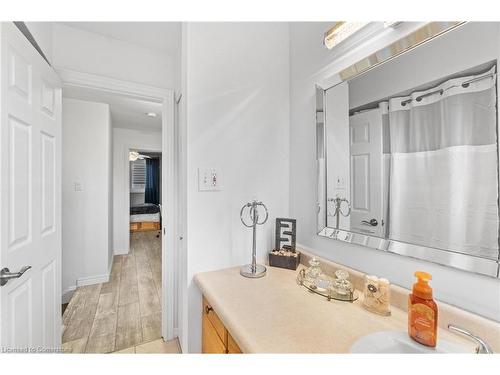 24 Cumberland Street, Brantford, ON - Indoor Photo Showing Bathroom