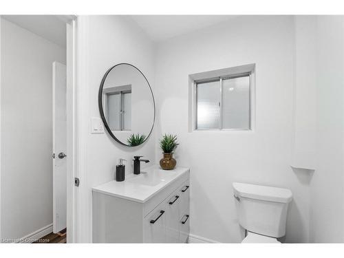 24 Cumberland Street, Brantford, ON - Indoor Photo Showing Bathroom