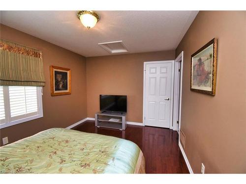 64 Gravenhurst Trail, Hamilton, ON - Indoor Photo Showing Bedroom