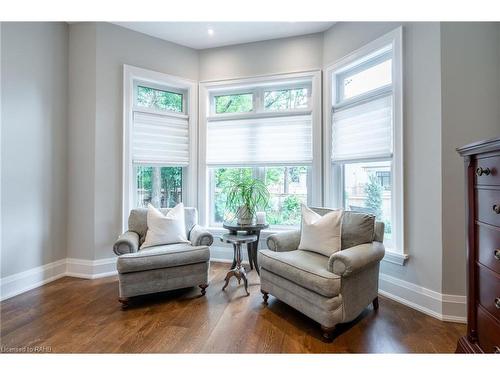 257 Surrey Drive, Oakville, ON - Indoor Photo Showing Living Room