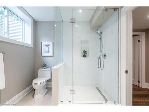 257 Surrey Drive, Oakville, ON - Indoor Photo Showing Bathroom