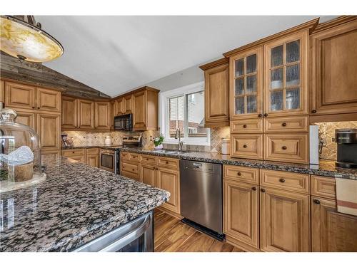 7 Pembroke Circle, Grimsby, ON - Indoor Photo Showing Kitchen With Stainless Steel Kitchen With Double Sink