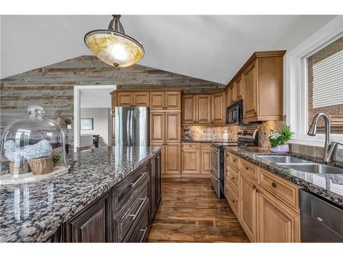 7 Pembroke Circle, Grimsby, ON - Indoor Photo Showing Kitchen With Stainless Steel Kitchen With Double Sink With Upgraded Kitchen