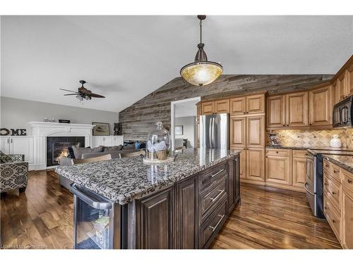 7 Pembroke Circle, Grimsby, ON - Indoor Photo Showing Kitchen With Upgraded Kitchen