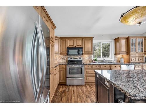 7 Pembroke Circle, Grimsby, ON - Indoor Photo Showing Kitchen With Stainless Steel Kitchen