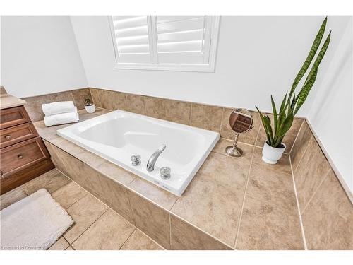 7 Pembroke Circle, Grimsby, ON - Indoor Photo Showing Bathroom