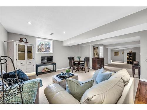 7 Pembroke Circle, Grimsby, ON - Indoor Photo Showing Living Room