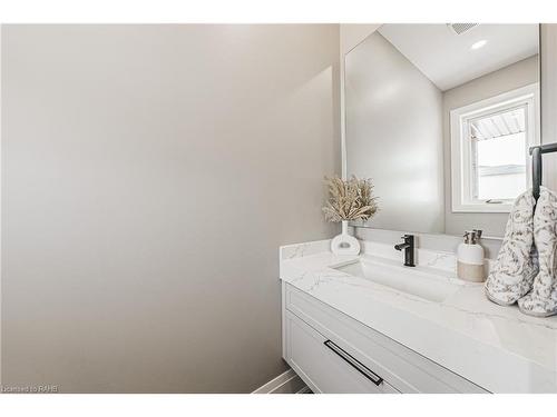 6220 Curlin Crescent, Niagara Falls, ON - Indoor Photo Showing Bathroom