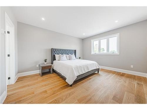 6220 Curlin Crescent, Niagara Falls, ON - Indoor Photo Showing Bedroom