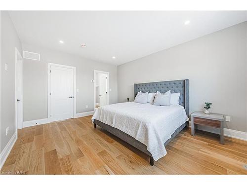 6220 Curlin Crescent, Niagara Falls, ON - Indoor Photo Showing Bedroom