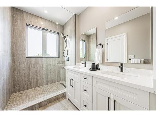 6220 Curlin Crescent, Niagara Falls, ON - Indoor Photo Showing Bathroom