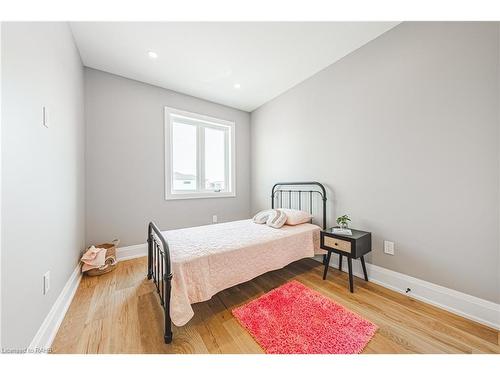 6220 Curlin Crescent, Niagara Falls, ON - Indoor Photo Showing Bedroom