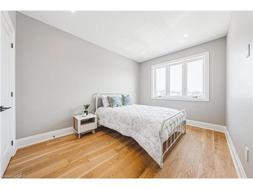 6220 Curlin Crescent, Niagara Falls, ON - Indoor Photo Showing Bedroom