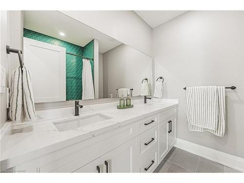 6220 Curlin Crescent, Niagara Falls, ON - Indoor Photo Showing Bathroom