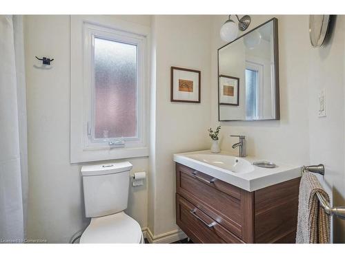 55 Balmoral Avenue N, Hamilton, ON - Indoor Photo Showing Bathroom