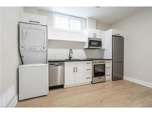 D-9 Munn Street, Hamilton, ON - Indoor Photo Showing Kitchen