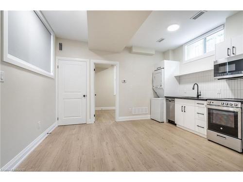 D-9 Munn Street, Hamilton, ON - Indoor Photo Showing Kitchen